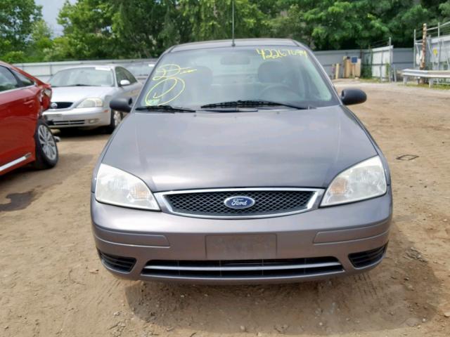 1FAHP34N77W316143 - 2007 FORD FOCUS ZX4 GRAY photo 9