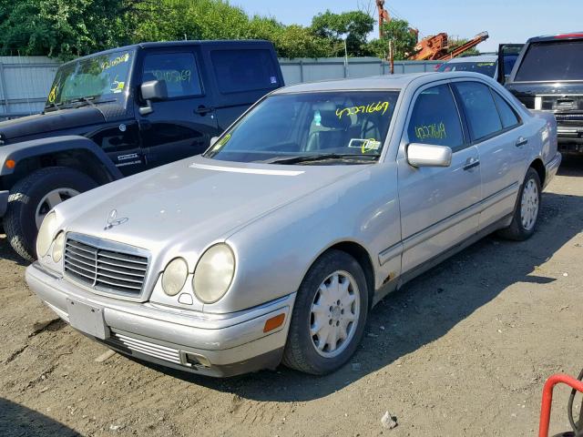 WDBJF82H3XX026547 - 1999 MERCEDES-BENZ E 320 4MAT SILVER photo 2