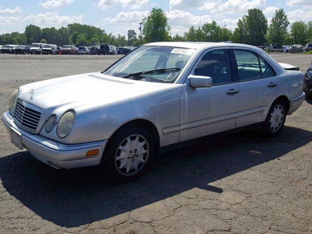 WDBJF65F7WA549103 - 1998 MERCEDES-BENZ E 320 SILVER photo 2