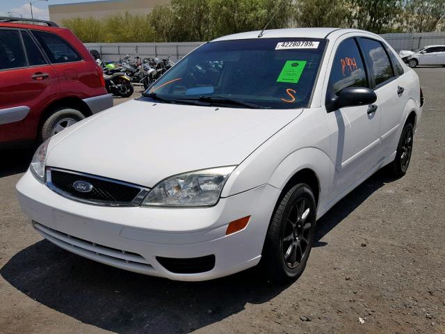 1FAHP34N86W216549 - 2006 FORD FOCUS ZX4 WHITE photo 2