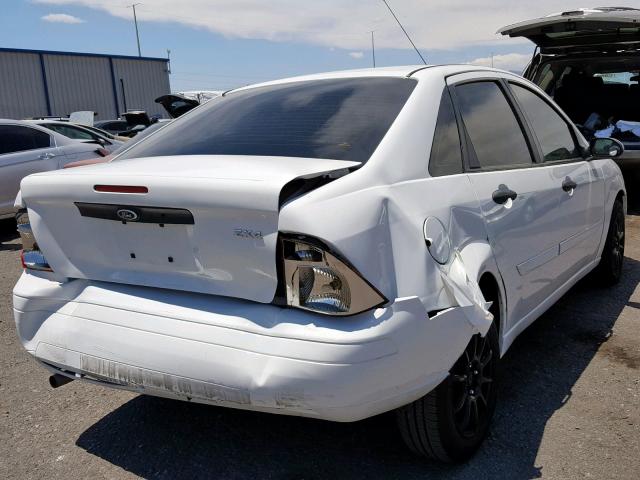 1FAHP34N86W216549 - 2006 FORD FOCUS ZX4 WHITE photo 4