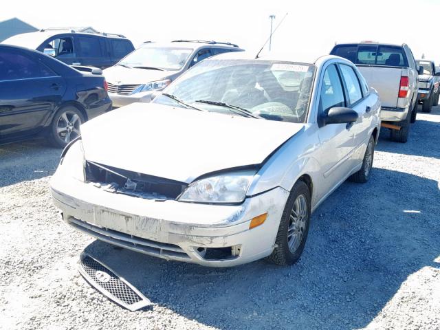 1FAFP34N45W247335 - 2005 FORD FOCUS ZX4 SILVER photo 2