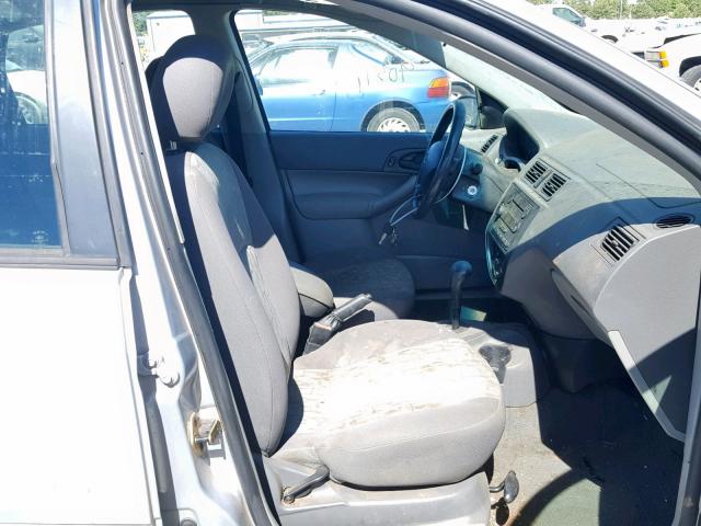 1FAFP34N45W247335 - 2005 FORD FOCUS ZX4 SILVER photo 5