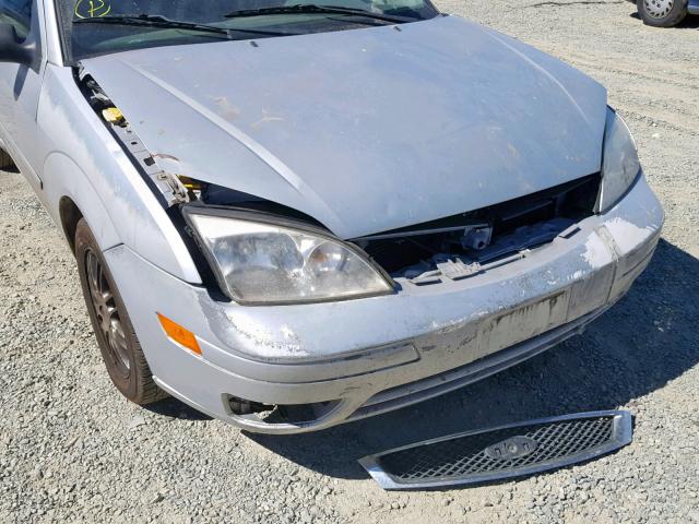 1FAFP34N45W247335 - 2005 FORD FOCUS ZX4 SILVER photo 9