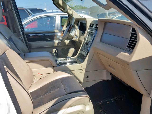 5LMFU28548LJ10613 - 2008 LINCOLN NAVIGATOR WHITE photo 5