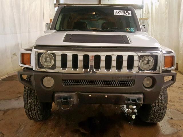 5GTDN136868106465 - 2006 HUMMER H3 WHITE photo 9