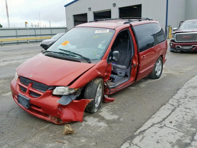 1B4GP45G3YB599898 - 2000 DODGE CARAVAN SE RED photo 2