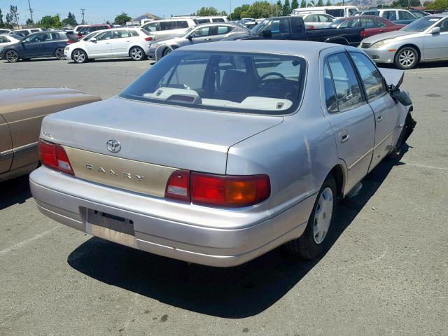 JT2BG12K4T0394270 - 1996 TOYOTA CAMRY DX SILVER photo 4