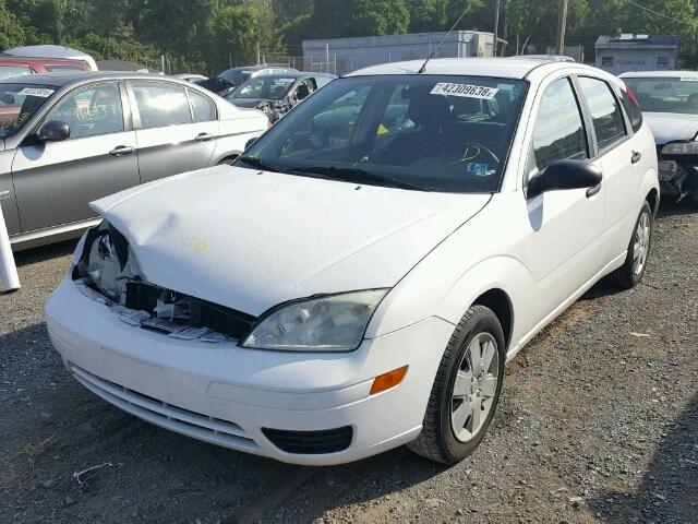 1FAFP37N07W256511 - 2007 FORD FOCUS ZX5 WHITE photo 2