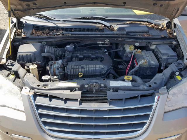 2A8HR64X68R614919 - 2008 CHRYSLER TOWN & COU GOLD photo 7