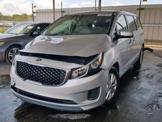 KNDMB5C10F6061545 - 2015 KIA SEDONA LX SILVER photo 2