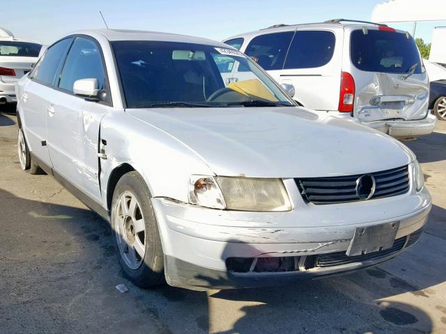 WVWMA23B3YP342813 - 2000 VOLKSWAGEN PASSAT GLS SILVER photo 1