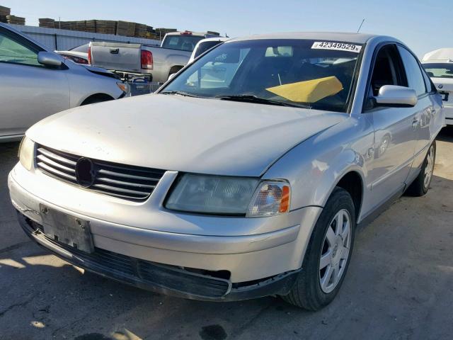 WVWMA23B3YP342813 - 2000 VOLKSWAGEN PASSAT GLS SILVER photo 2