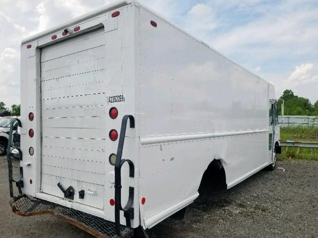 4UZAARBW25CN86211 - 2005 FREIGHTLINER CHASSIS M WHITE photo 4