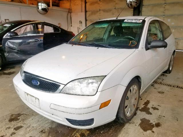 3FAFP31N05R159468 - 2005 FORD FOCUS ZX3 WHITE photo 2