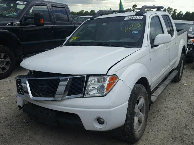 1N6AD07U28C415197 - 2008 NISSAN FRONTIER C WHITE photo 2