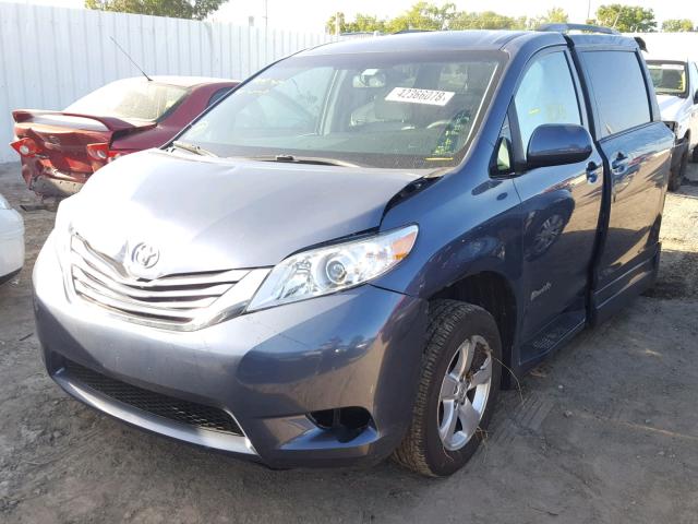 5TDKK3DC0GS765421 - 2016 TOYOTA SIENNA LE BLUE photo 2