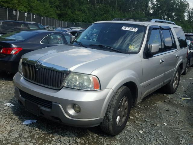 5LMFU28R44LJ39476 - 2004 LINCOLN NAVIGATOR Күміс фото 2