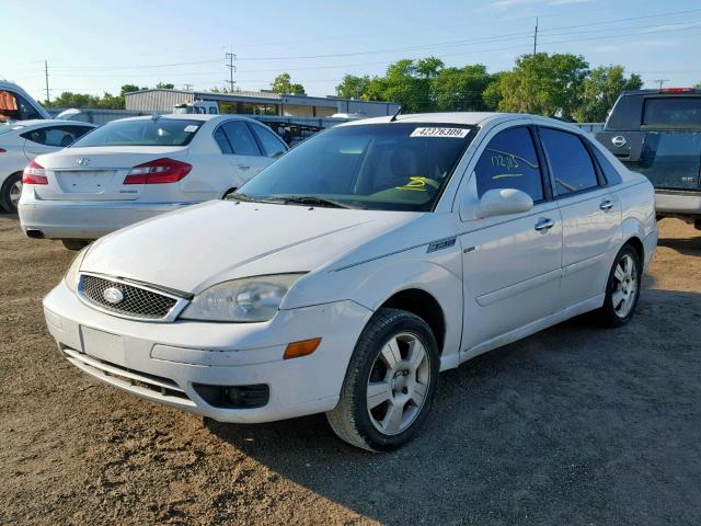 1FAHP34N46W233901 - 2006 FORD FOCUS ZX4 WHITE photo 2