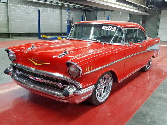 VC57A114349 - 1957 CHEVROLET BEL AIR RED photo 2