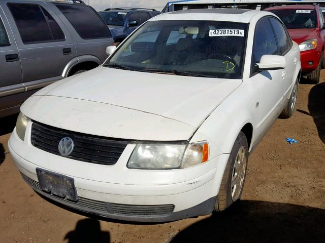 WVWMA23B7YP229253 - 2000 VOLKSWAGEN PASSAT GLS WHITE photo 2