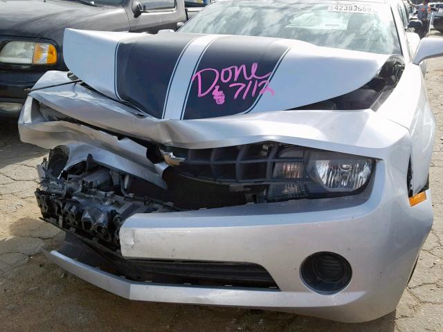 2G1FA1E35D9131185 - 2013 CHEVROLET CAMARO LS SILVER photo 9