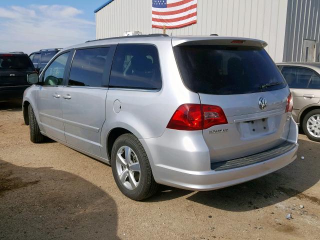 2V4RW3DG5BR766786 - 2011 VOLKSWAGEN ROUTAN SE SILVER photo 3