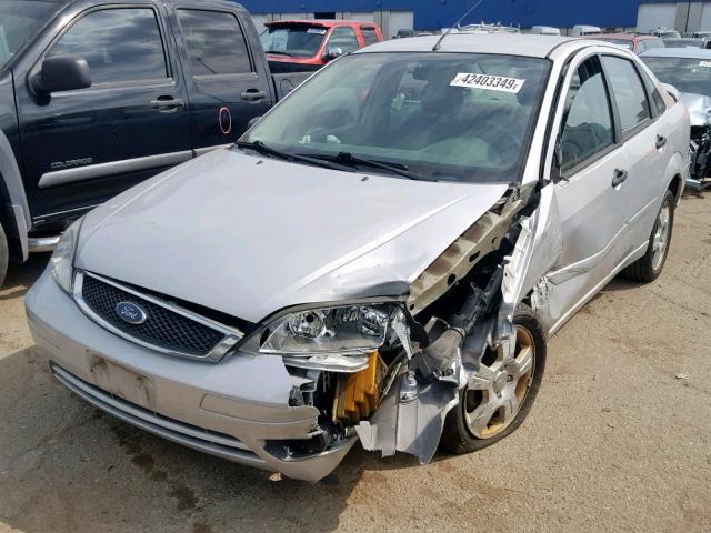 1FAFP34N15W231402 - 2005 FORD FOCUS ZX4 SILVER photo 2