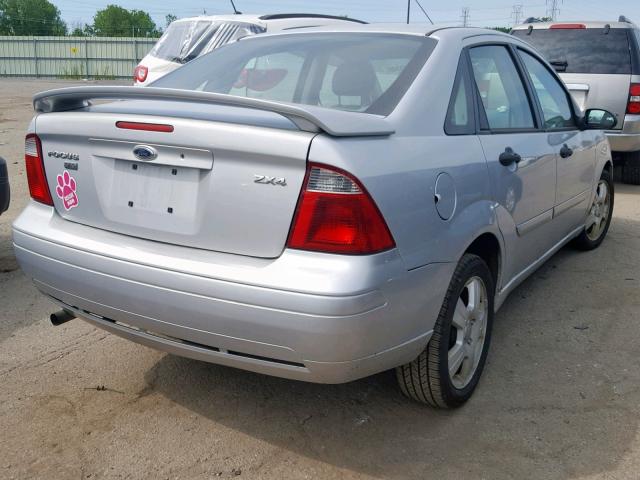 1FAFP34N15W231402 - 2005 FORD FOCUS ZX4 SILVER photo 4