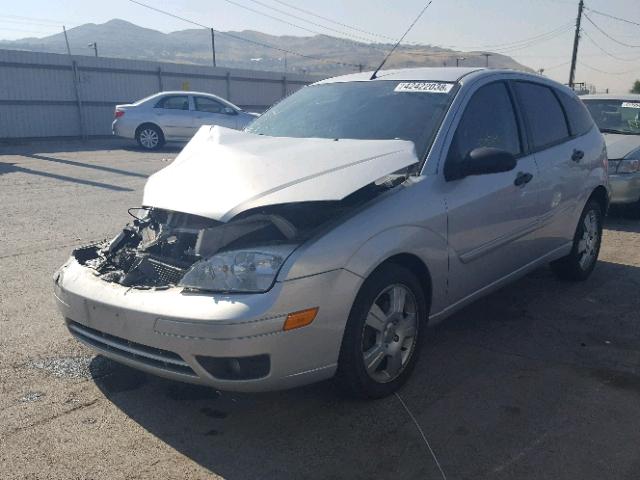 1FAHP37N96W169091 - 2006 FORD FOCUS ZX5 SILVER photo 2