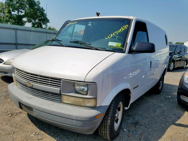 1GCDM19W11B100889 - 2001 CHEVROLET ASTRO WHITE photo 2