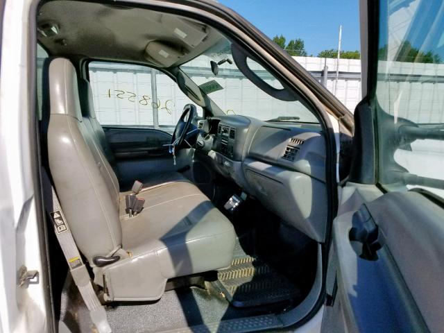 1FDAF56P14EA17690 - 2004 FORD F550 SUPER WHITE photo 5