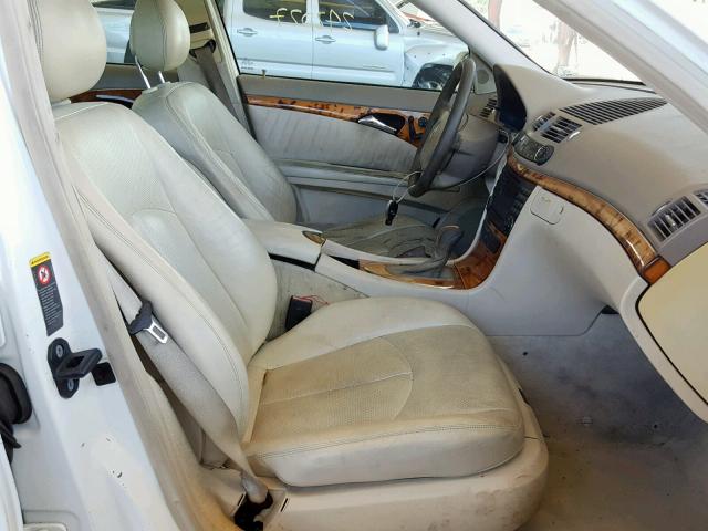 WDBUF65J03A146867 - 2003 MERCEDES-BENZ E 320 WHITE photo 5