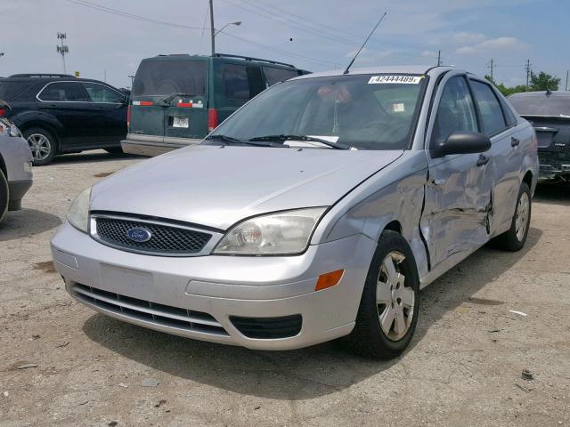 1FAFP34N07W177965 - 2007 FORD FOCUS ZX4 SILVER photo 2