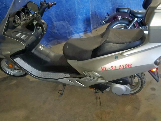 5RYMC05488S046186 - 2008 BOMBARDIER SCOOTER SILVER photo 7