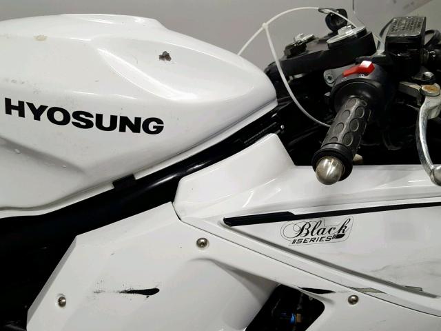 KM4MP6728G1600287 - 2016 HYOSUNG GT650 R WHITE photo 12