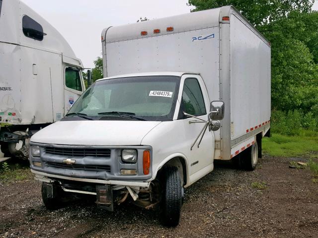 1GBJG31R611102286 - 2001 CHEVROLET EXPRESS CU WHITE photo 2