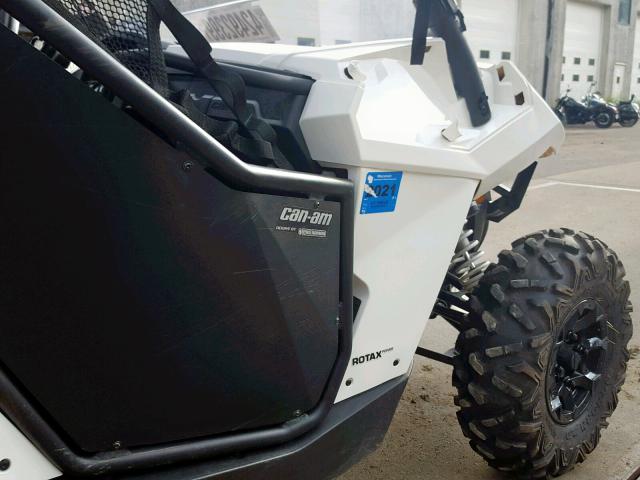 3JBPVAP27HJ000300 - 2017 CAN-AM MAVERICK X WHITE photo 18