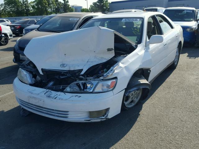 JT8BF28G8W5022827 - 1998 LEXUS ES 300 WHITE photo 2