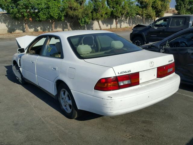 JT8BF28G8W5022827 - 1998 LEXUS ES 300 WHITE photo 3