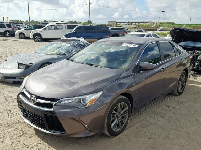 4T1BF1FK4FU011716 - 2015 TOYOTA CAMRY LE GRAY photo 2
