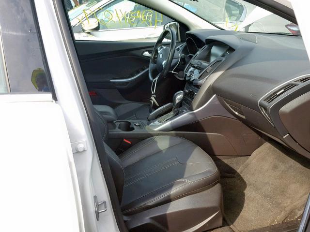 1FADP3J29EL134192 - 2014 FORD FOCUS TITA WHITE photo 5