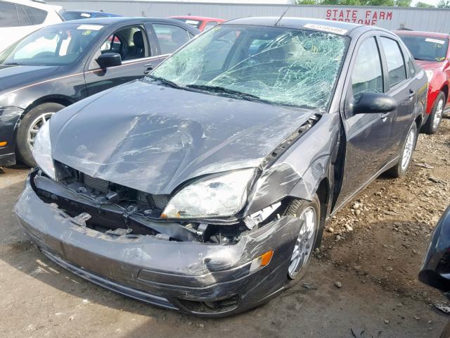 1FAFP34N85W137291 - 2005 FORD FOCUS ZX4 GRAY photo 2
