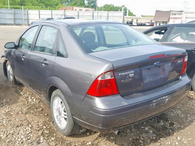 1FAFP34N85W137291 - 2005 FORD FOCUS ZX4 GRAY photo 3