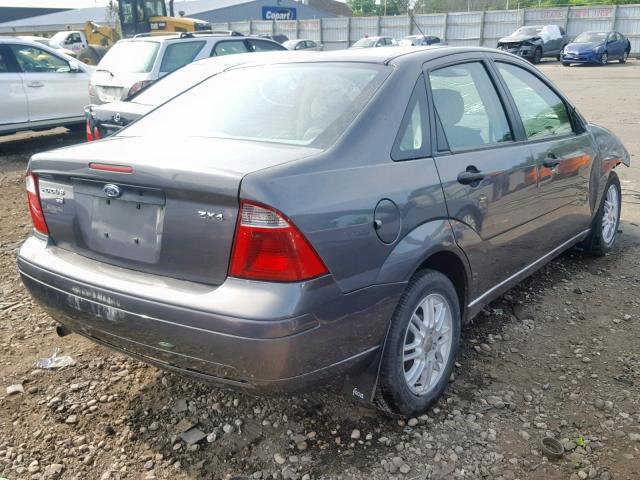 1FAFP34N85W137291 - 2005 FORD FOCUS ZX4 GRAY photo 4