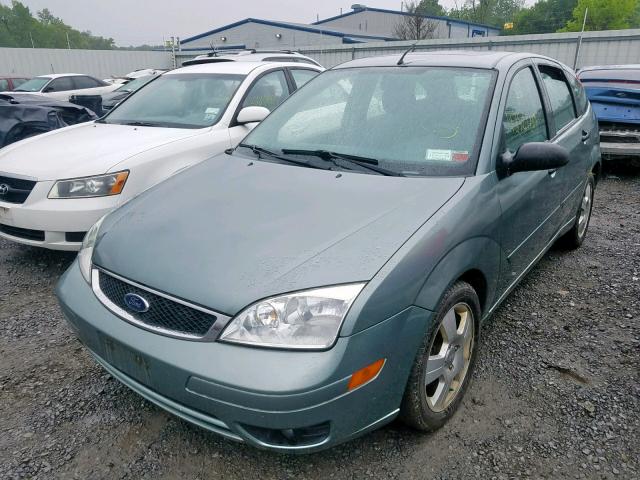 3FAHP37N75R131151 - 2005 FORD FOCUS ZX5 GREEN photo 2