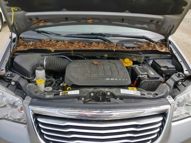 2C4RC1BGXER360016 - 2014 CHRYSLER TOWN & COU SILVER photo 7