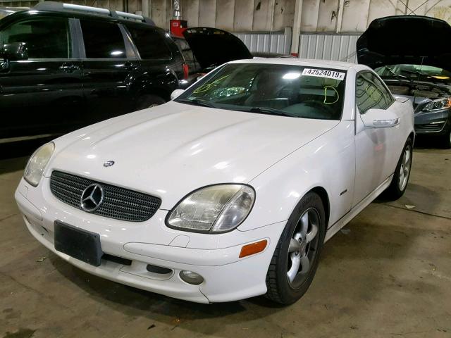 WDBKK65F21F205867 - 2001 MERCEDES-BENZ SLK 320 WHITE photo 2