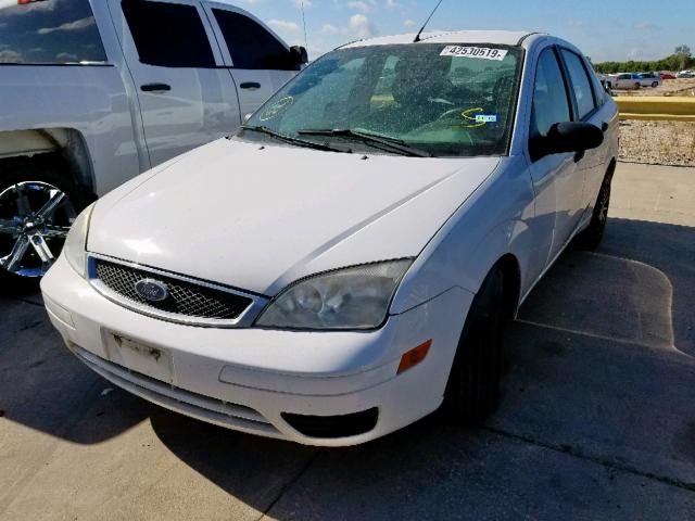 1FAFP34N95W181686 - 2005 FORD FOCUS ZX4 WHITE photo 2