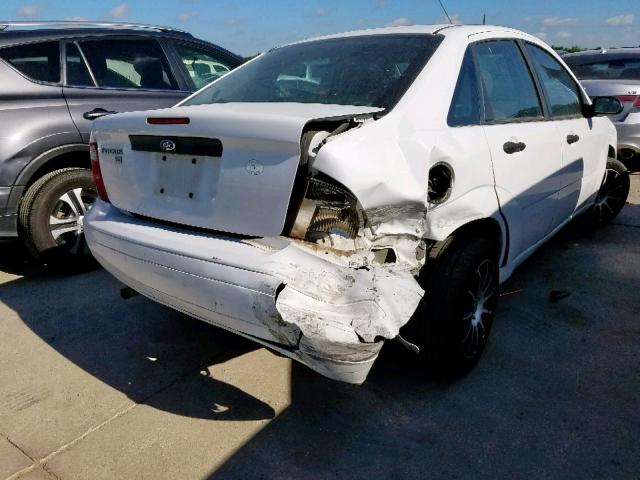 1FAFP34N95W181686 - 2005 FORD FOCUS ZX4 WHITE photo 4